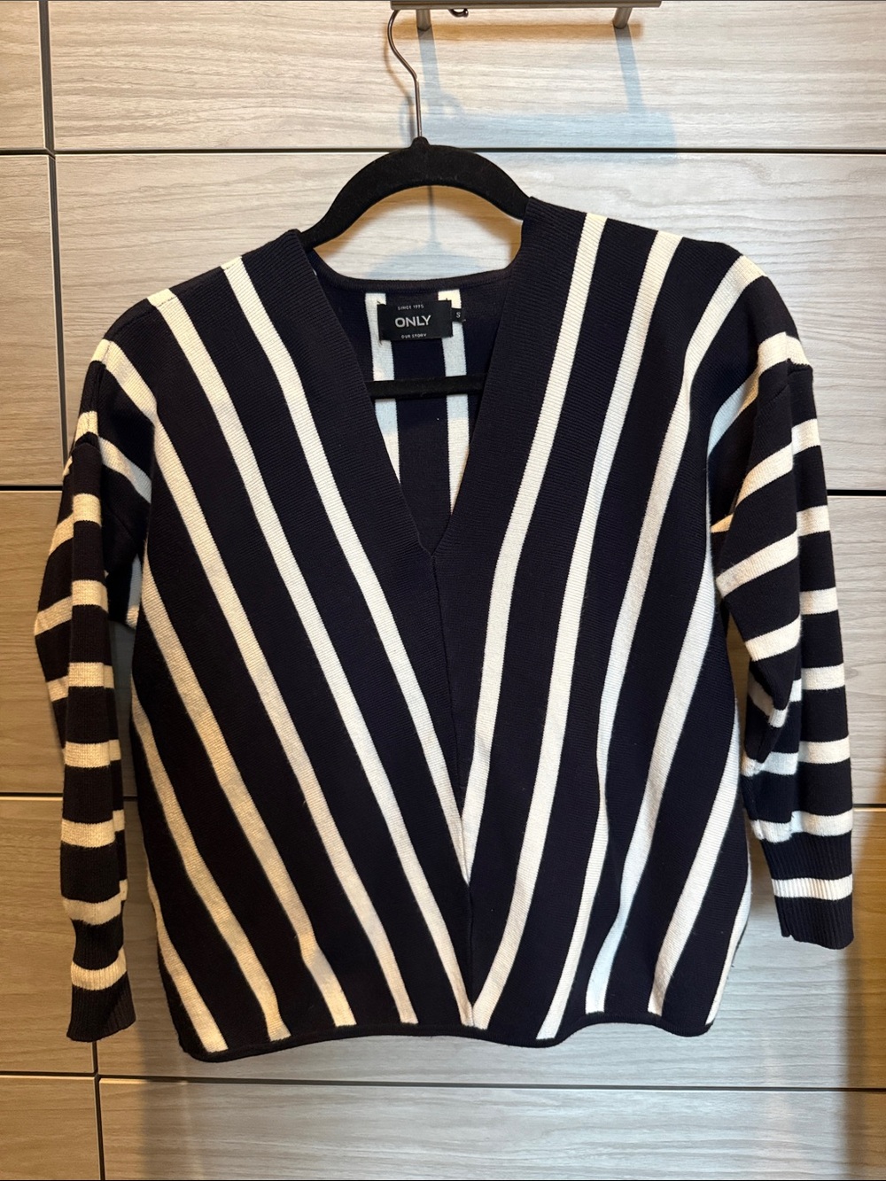 ONLY Black and White Diagonal-Stripe V-Neck Sweater